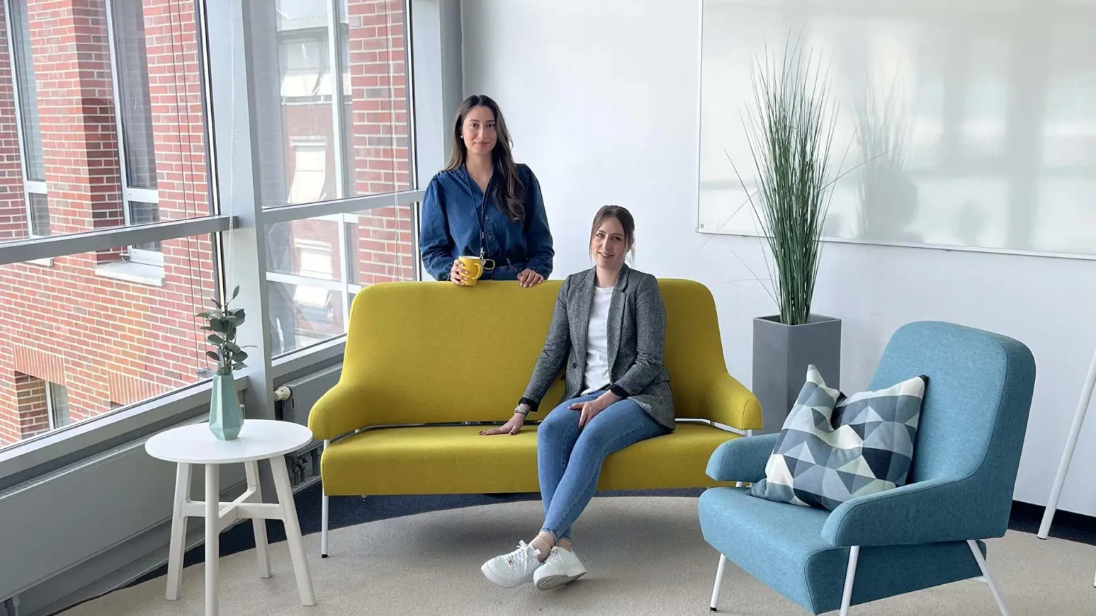 Personen auf Sofa